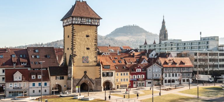 Stadtpanorama Reutlingen mit Tübinger Tor, Achalm, Rathaus und Stadtpanorama Reutlingen mit Tübinger Tor, Achalm, Rathaus und